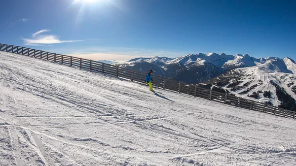 Hombre Traje Colorido Esquiando Las Pistas Katschberg Austria Vista Panorámica — Foto de Stock