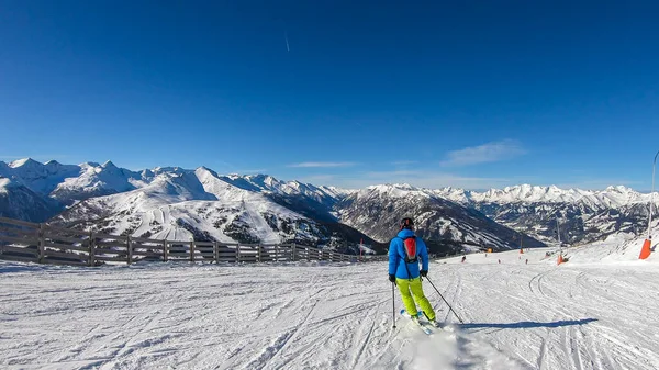 Man Colorful Outfit Skiing Slopes Katschberg Austria Panoramic View Surrounding — Foto de Stock