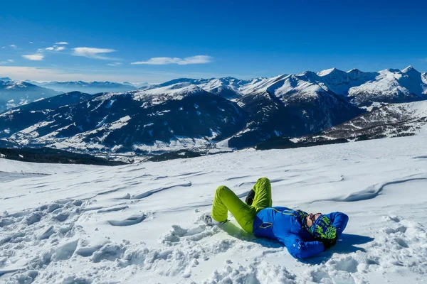 Hombre Tirado Nieve Cima Katschberg Austria Está Relajando Después Esquiar — Foto de Stock