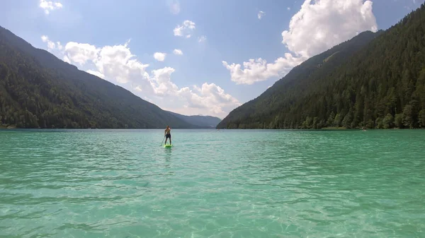Homem Remando Água Cristalina Lago Weissensee Nos Alpes Austríacos Lago — Fotografia de Stock