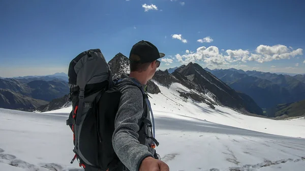 Man Taking Selfie While Hiking Glacier Heiligenblut Region Austria Way — Stock fotografie