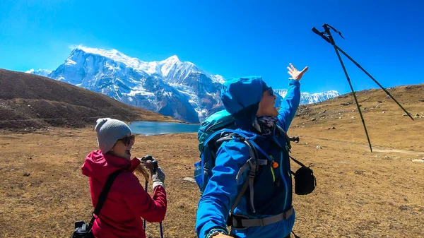 Pár Trekking Směrem Ledovému Jezeru Annapurna Circuit Trek Himaláje Nepál — Stock fotografie
