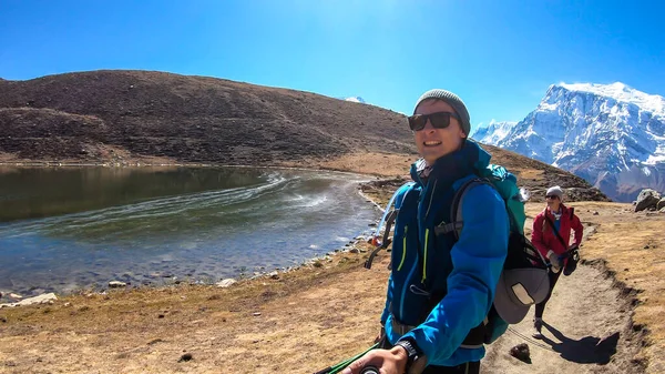Couple Trekking Ice Lake Annapurna Circuit Trek Detour Himalayas Nepal — Stock fotografie