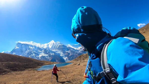 Couple Trekking Ice Lake Annapurna Circuit Trek Himalayas Nepal Surrounded — Stock fotografie