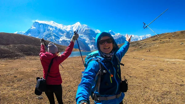 Pár Trekking Směrem Ledovému Jezeru Annapurna Circuit Trek Himaláje Nepál — Stock fotografie