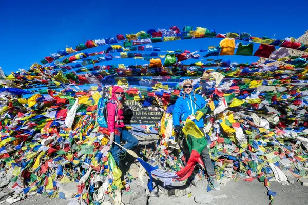Couple Standing Prayer Flags Top Thorung Pass Annapurna Circuit Trek — 스톡 사진