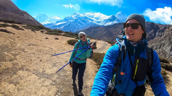 Pár Trekking Manang Valley Annapurna Circus Trek Himaláje Nepál Výhledem — Stock fotografie