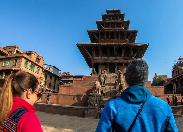 一对夫妇在Taumadhi广场上走向尼泊尔Bhaktapur的Nyatapola圣殿 印度教庙宇有五层楼 发现新的文化 一个宗教和历史崇拜的地方 精神方面 — 图库照片