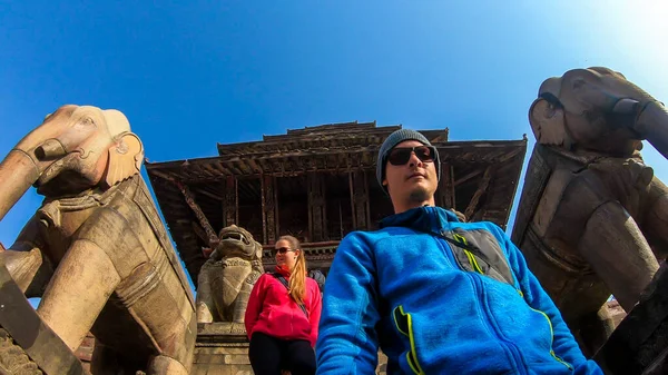 Couple Walking Stars Nyatapola Temple Bhaktapur Nepal Hindu Temple Has — 스톡 사진