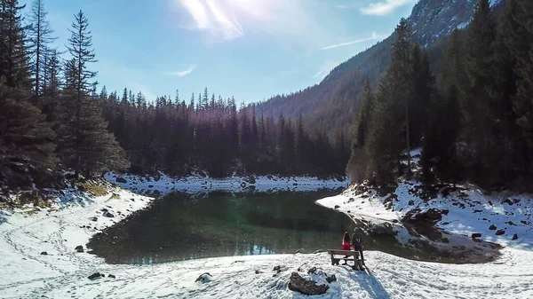 Drone Tiro Casal Andando Redor Costa Green Lake Alpes Austríacos — Fotografia de Stock