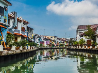 Melaka River was once dubbed the Venice of the East by European seafarers. The houses next to the river are full of colorful and artistic paintings.