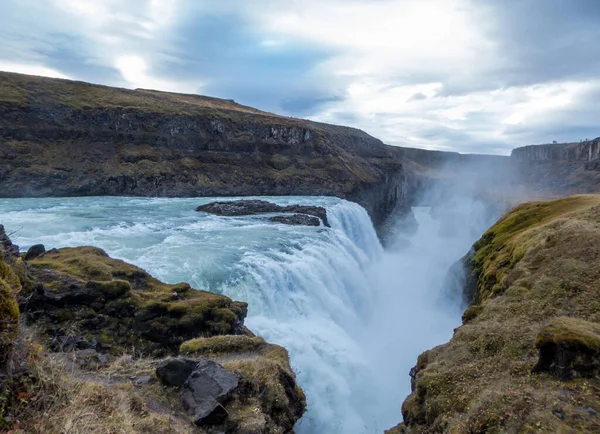 Uma Cachoeira Poderosa Caindo Desfiladeiro Espalhando Uma Grande Distância Fundo — Fotografia de Stock