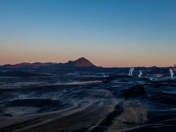 Ett Vulkaniskt Geotermiskt Landskap Som Fångades Soluppgången Första Solstrålarna Når — Stockfoto