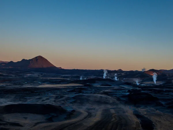 Ett Vulkaniskt Geotermiskt Landskap Som Fångades Soluppgången Första Solstrålarna Når — Stockfoto