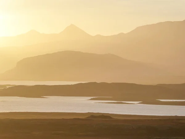 Закат Над Фьордом Солнце Садится Высокие Горы Оставляя Сцену Золотых — стоковое фото