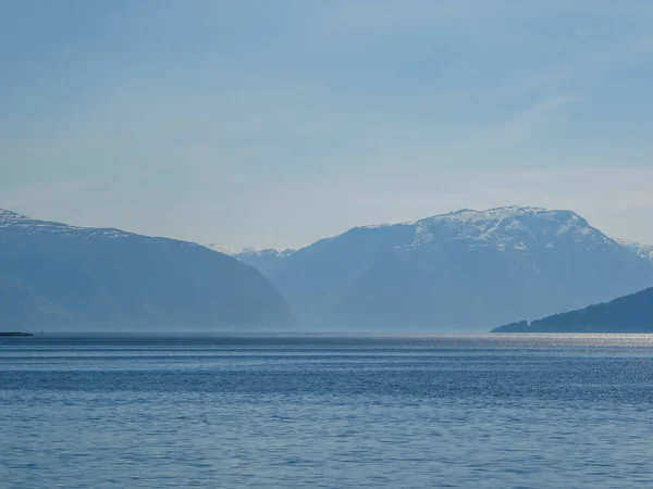 水位からのSongefjorden Fjords の眺め ノルウェーで最も深いフィヨルドです フィヨルドを囲む背の高い緑豊かな山々 水の穏やかな表面 澄んだ青空 — ストック写真