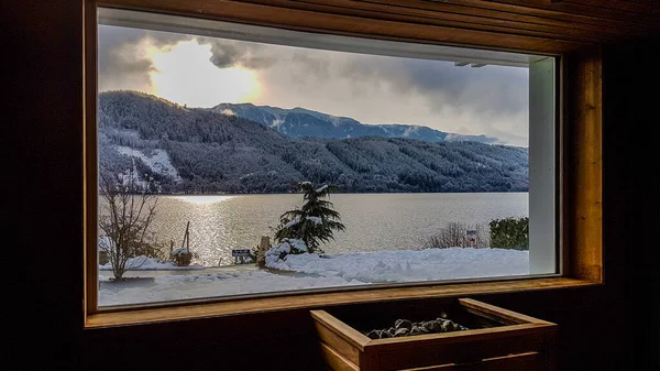 Sauna Alpina Con Vista Sul Lago Sulle Montagne Sotto Finestra — Foto Stock