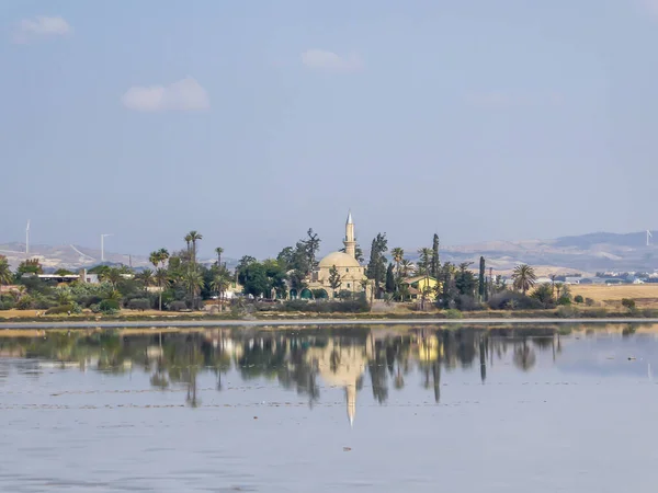 Hala Sultan Tekke Seen Distance Mosque Surrounded Lush Setting Palm — Stock Photo, Image