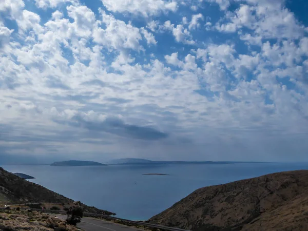 急峻で危険な道路は スタラ バスカ ビーチにつながる 上の厚い雲 クロアチアの美しい海岸線 ビーチは両側から背の高い丘に囲まれています クロアチアの隠された宝石 — ストック写真