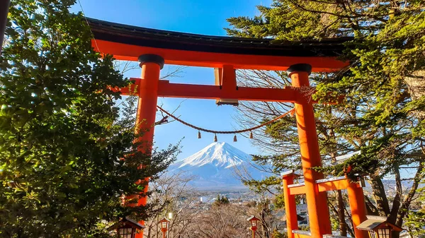 远眺富士山 在一个清澈的冬日 它坐落在橙色的托里门之间 通向日本的楚里托塔 火山的顶部被一层雪覆盖着 霍利山 — 图库照片