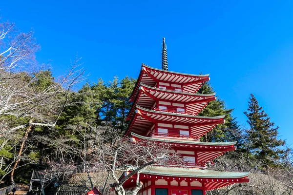 富士山に面した丘の上にある代表的な 美少女塔 を間近に眺めることができます 日本の荒倉山浅間公園の富士山 398ステップでアクセスできます 五重塔は 5階建てで独特の赤い色をしています — ストック写真