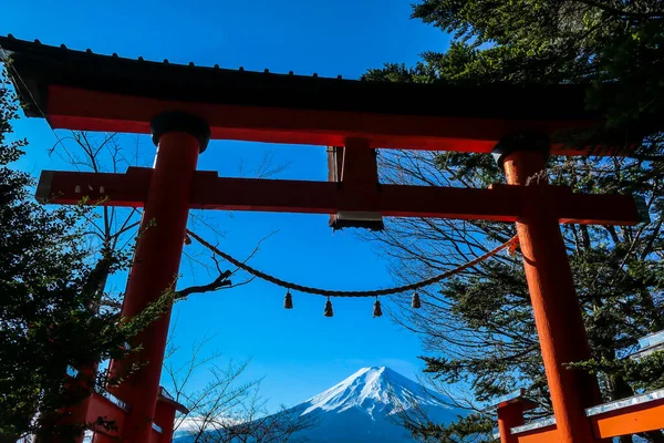 远眺富士山 在一个清澈的冬日 它坐落在橙色的托里门之间 通向日本的楚里托塔 火山的顶部被一层雪覆盖着 霍利山 — 图库照片