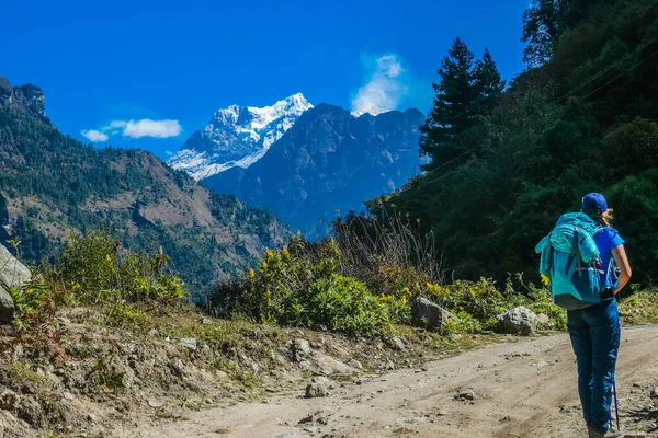 Trekking Girl Big Blue Backpack Admires Manaslu Annapurna Circuit Trek — Stock fotografie