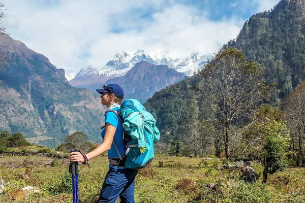 Trekking Girl Big Blue Backpack Admires Manaslu Annapurna Circuit Trek — ストック写真