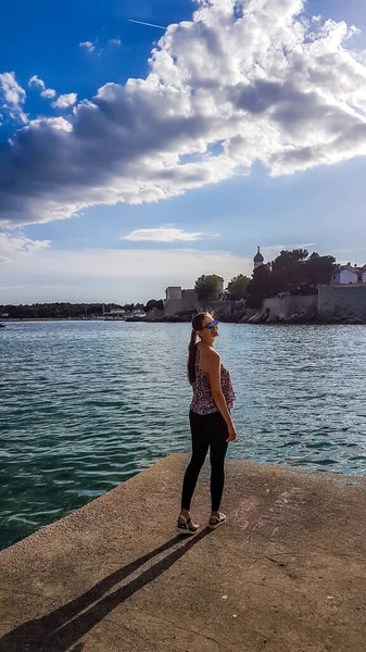 Chica Con Pelo Largo Pie Orilla Del Puerto Krk Croacia —  Fotos de Stock
