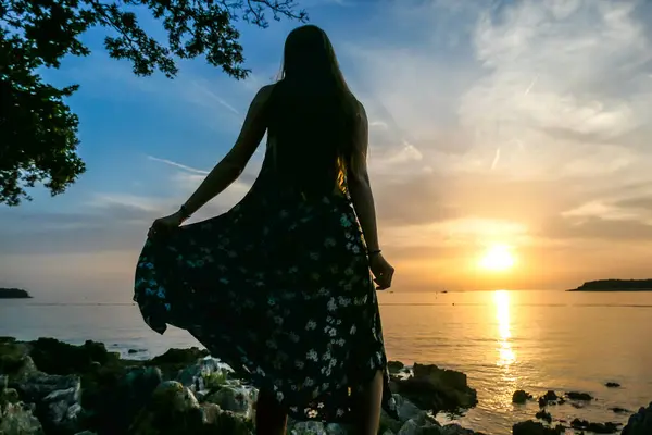 Una Chica Maxi Vestido Disfrutando Puesta Sol Una Playa Pedregosa —  Fotos de Stock
