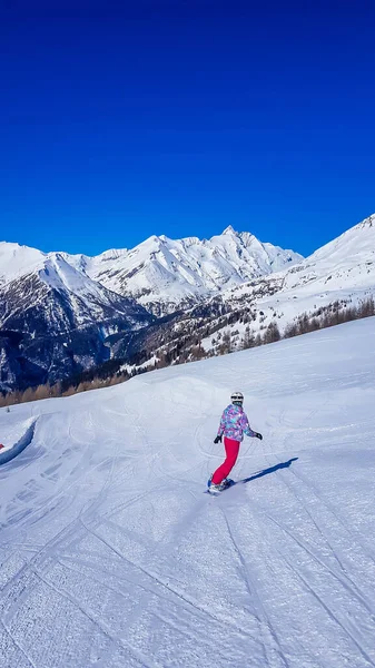 Snowboarder Going Slope Heiligenblut Austria Perfectly Groomed Slopes High Mountains — Foto de Stock