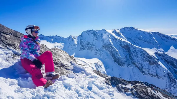 Snowboarder Girl Sitting Slope Admiring Tall Alps Front Her Slopes — Foto de Stock