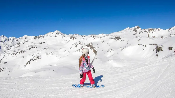 Ένας Snowboarder Πηγαίνει Κάτω Από Την Πλαγιά Στο Heiligenblut Αυστρία — Φωτογραφία Αρχείου