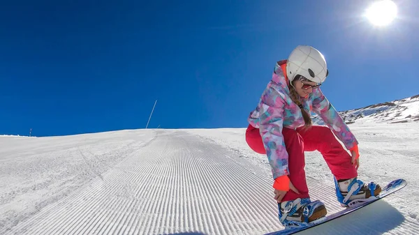 Snowboarding Girl Pink Trousers Helmet Going Perfectly Groomed Slope She — Φωτογραφία Αρχείου