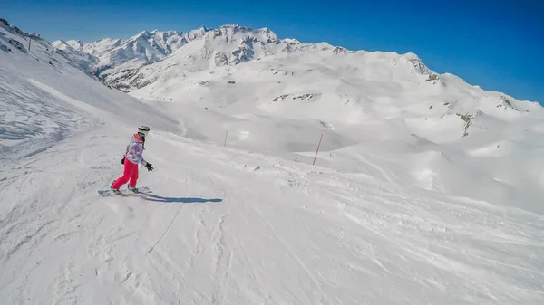 Snowboarder Going Slope Heiligenblut Austria Perfectly Groomed Slopes High Mountains — Foto de Stock