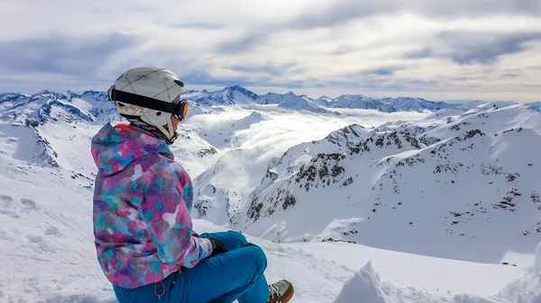Snowboarding Girl Sitting Snow Moelltaler Gletscher Austria Enjoying View Lots — Φωτογραφία Αρχείου