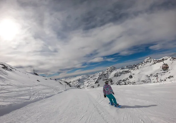 Snowboarder Going Slope Moelltaler Gletscher Austria Perfectly Groomed Slopes High — Φωτογραφία Αρχείου
