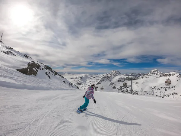 Snowboarder Going Slope Moelltaler Gletscher Austria Perfectly Groomed Slopes High — Zdjęcie stockowe
