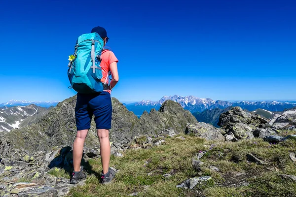 Young Woman Big Hiking Backpack Stands Top Mountain Schladming Alps — Stock fotografie
