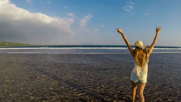 Girl Shorts Straw Hat Walks Shallow Bay Sea Water Her — 图库照片