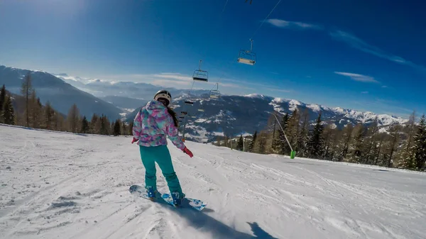 Ένα Κορίτσι Που Κάνει Snowboarding Κατεβαίνει Την Πλαγιά Στο Bad — Φωτογραφία Αρχείου