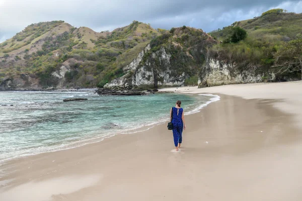 在田园诗般的科卡海滩上散步的女人 弗洛雷斯 印度尼西亚的秘密宝石她正享受着独自逃跑的乐趣 波浪轻柔地冲刷着海岸 后面有小山 冒险和发现 — 图库照片