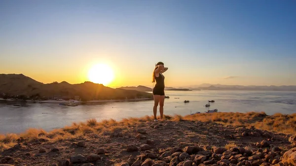 Woman Standing Top Small Island Enjoying Morning Sun Komodo National — 图库照片