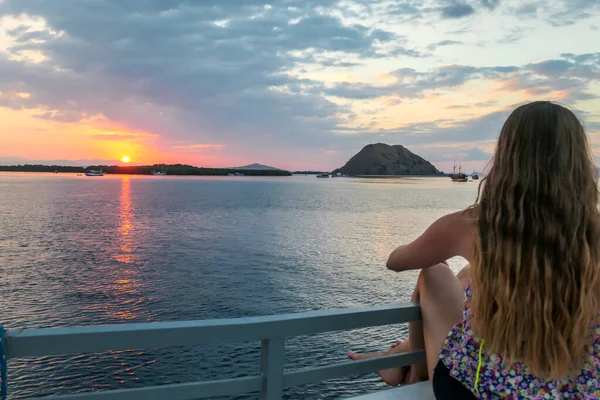 Chica Con Pelo Largo Pequeño Barco Disfrutando Hermosa Puesta Sol —  Fotos de Stock