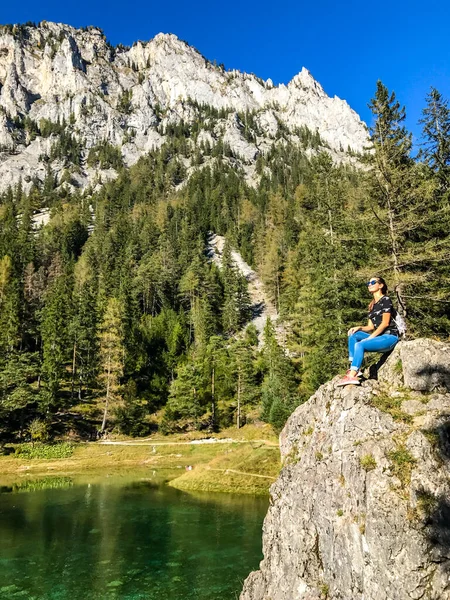 Chica Sentada Una Gran Roca Orilla Del Lago Verde Valle —  Fotos de Stock