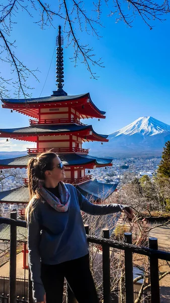 Girl Admiring Chureito Pagoda View Fuji Japan Captured Clear Sunny — ストック写真