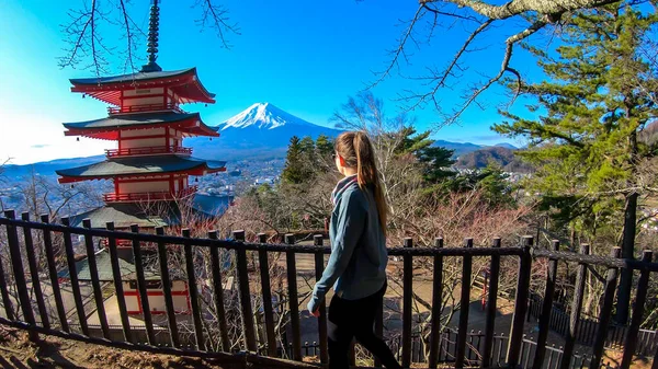 在日本富士山 一个阳光明媚的冬天 女孩们正在欣赏着楚里托塔和风景 火山顶上被雪覆盖着 女孩正在享受她的时光 凝视着大自然的美丽 — 图库照片
