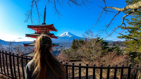 在日本富士山 一个阳光明媚的冬天 女孩们正在欣赏着楚里托塔和风景 火山顶上被雪覆盖着 女孩正在享受她的时光 凝视着大自然的美丽 — 图库照片