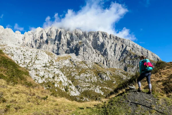 Una Mujer Traje Senderismo Vagando Por Los Alpes Italianos Pendientes —  Fotos de Stock