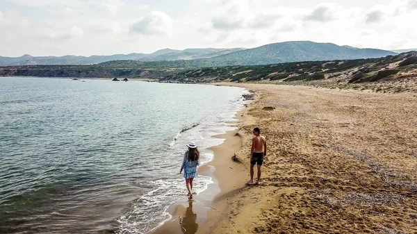 一对夫妇在塞浦路斯拉腊海滩散步 隐藏的宝石 没有被游客破坏 寂寞和平静的感觉 浪花轻轻飘扬在沙滩上 水的绿松石色 海龟孵化海滩 — 图库照片